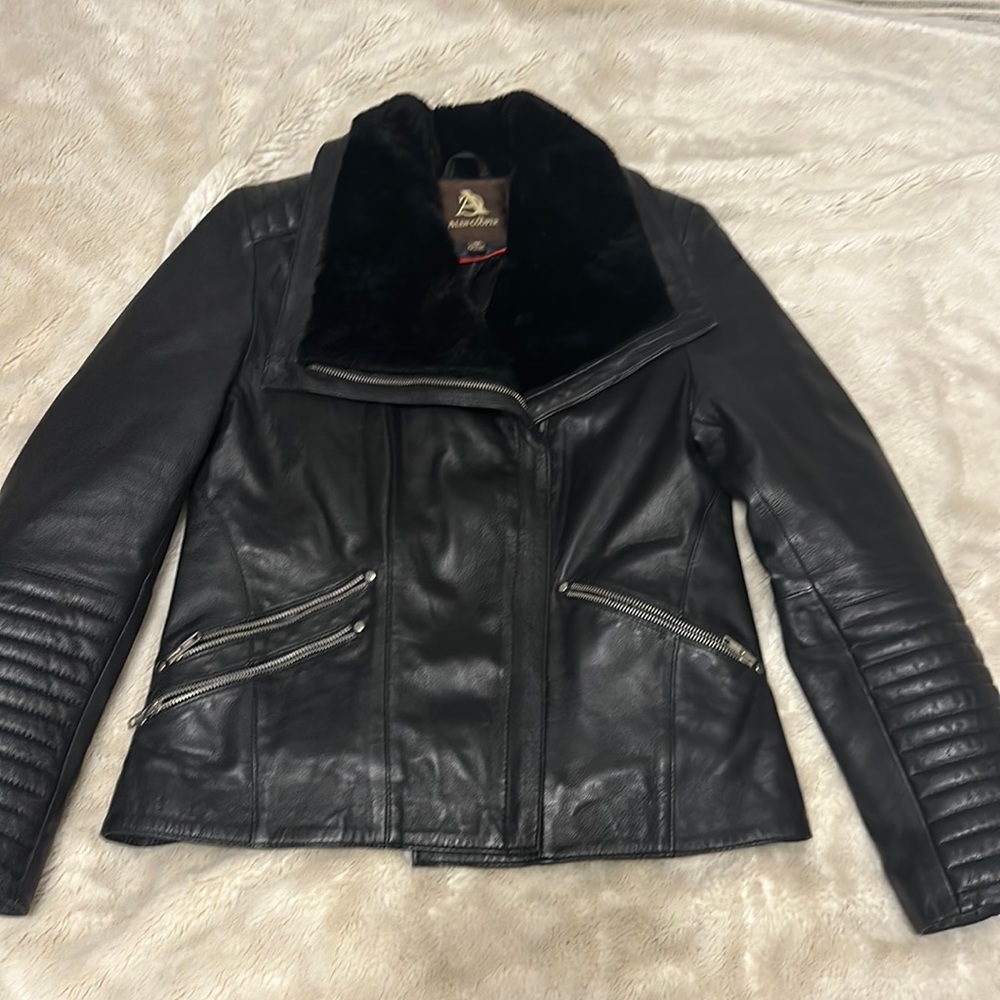 Black Lamb skin leather jacket /sheepskin shearling fur collar size medium